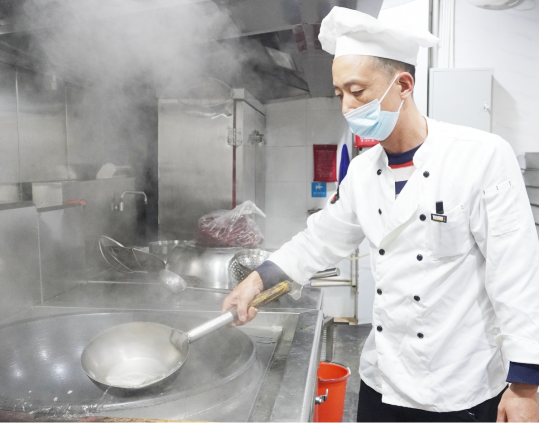 【yl23455永利官网药业30周年人物专访】同心30载 同行yl23455永利官网人——（三十三）杨义：让大家吃饱吃好 全身心投入到工作中